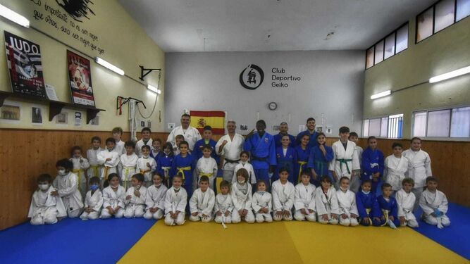 Los más pequeños del Club Geiko, con sus técnicos y la olímpica María Bernabéu