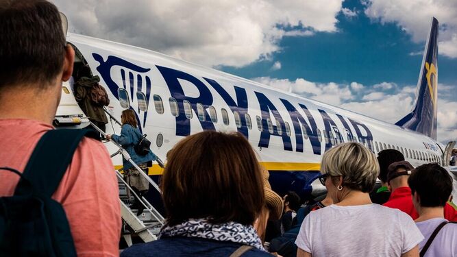 Pasajeros subiendo a un avión de Ryanair.