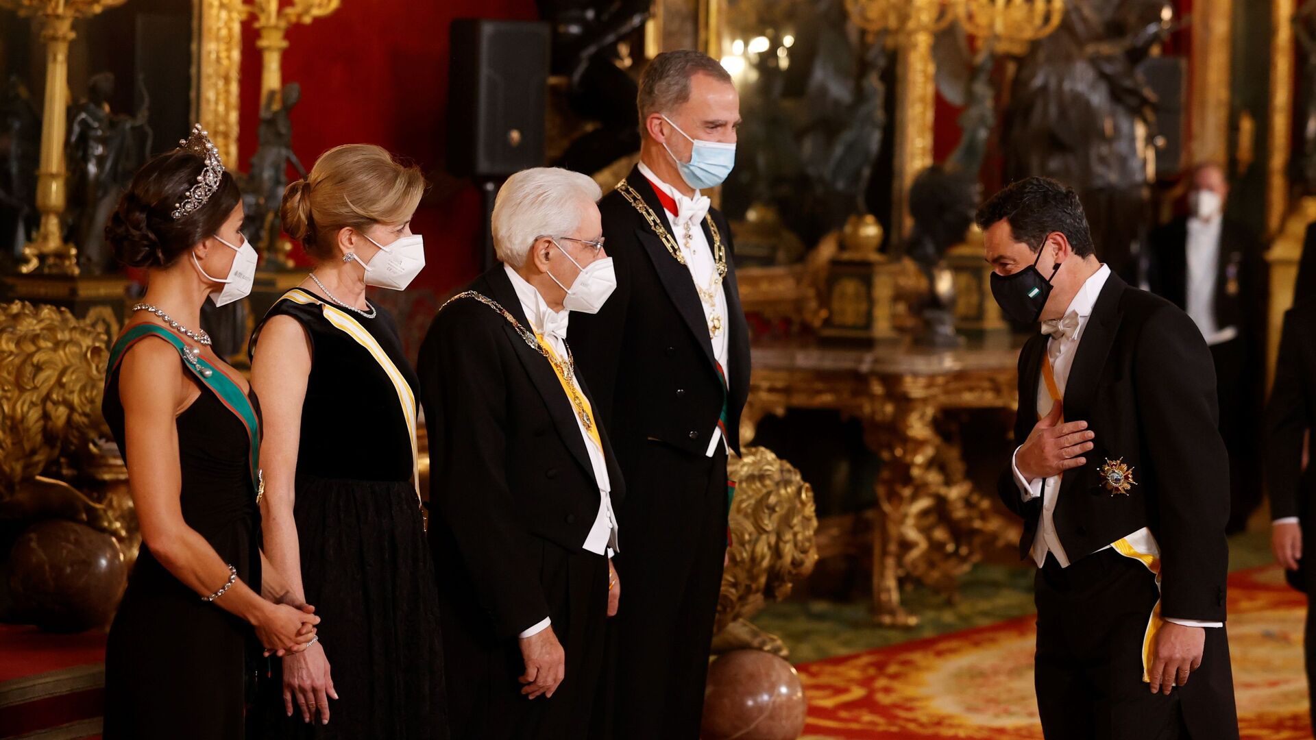 El presidente de la Junta, Juanma Moreno, ante los Reyes y el presidente italiano y su hija