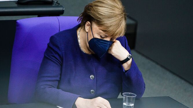 Angela Merkel mira su móvil durante una sesión en el Parlamento alemán.
