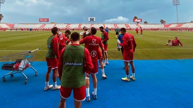 Los jugadores del Algeciras se refrescan en el Nuevo Mirador.