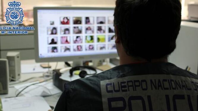 Un agente de la Policía Nacional revisa un ordenador con contenido pedófilo