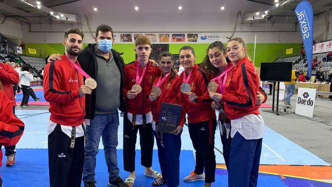Los seis medallistas del Seúl Gym, con el presidente de la Española, este domingo en Portugal