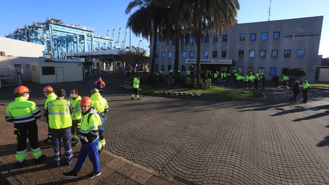Trabajadores de APM Terminals a las puertas de la sede en el Puerto de Algeciras.