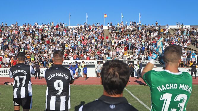 Jugadores y aficionados intercambian aplausos tras el Balona-Castilla