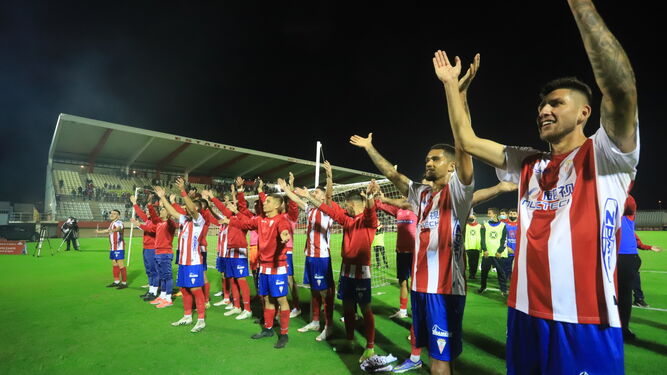 Los jugadores del Algeciras festejan su última victoria en casa.