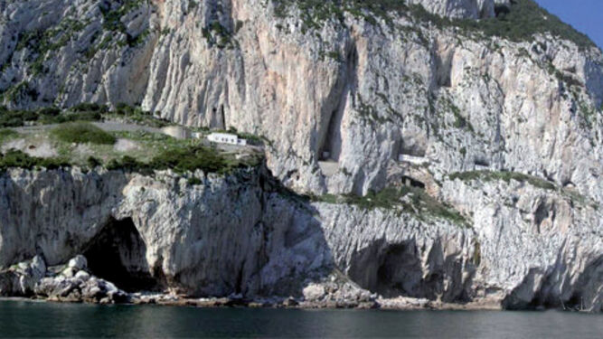 La cueva de Gorham en el litoral oriental del peñón de Gibraltar.