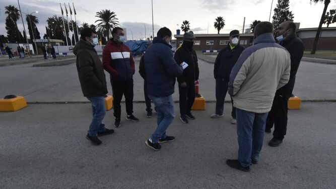 Delegados sindicales explican el preacuerdo a un grupo de trabajadores en la entrada de Acerinox.