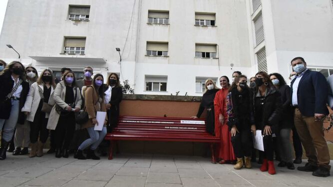 El banco rojo contra la violencia de género, junto al Centro de Salud Algeciras Centro.
