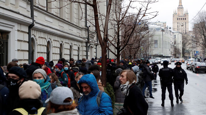 Concentración de apoyo a la ONG Memorial junto al Tribunal Supremo ruso en Moscú.
