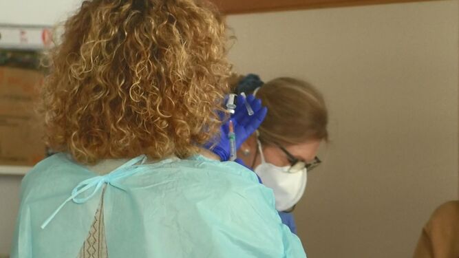Una enfermera prepara una dosis de la vacuna contra la Covid-19