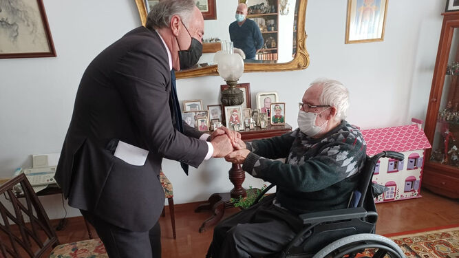 José Ignacio Landaluce saluda a Luis Alberto del Castillo hace unas semanas.