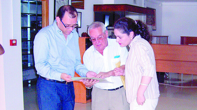 Luis Alberto del Castillo e Inmaculada Nieto, en 2009, durante una visita al Archivo Municipal.
