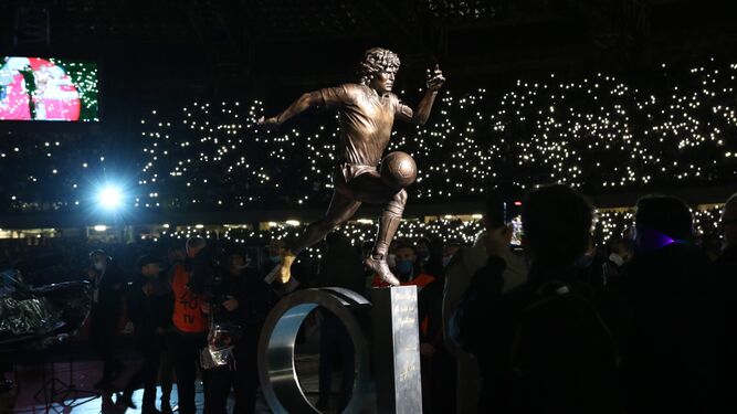 La estatua dedicada a Maradona en el estadio que lleva su nombre en Nápoles.