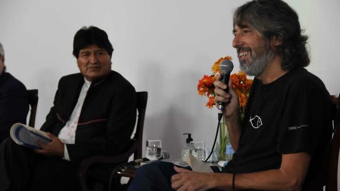 Alfredo Serrano Mancilla toma la palabra, junto a Evo Morales, en la presentación del libro.