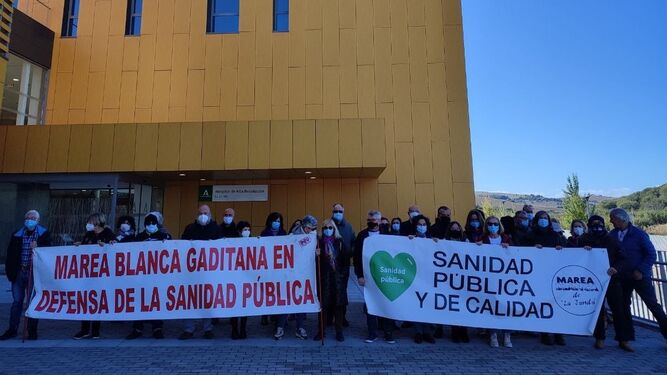 La Marea Blanca reclamó que no sea desmantelada la sanidad pública a las puertas del Hospital La Janda.