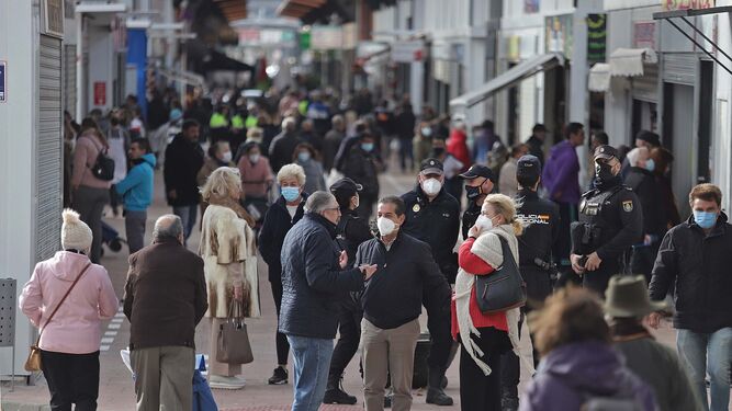 Grupos de personas paseando en el mercado provisional de La Línea