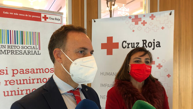 El responsable de Bienestar Social de Diputación, David de la Encina y la presidenta de Cruz Roja en la provincia de Cádiz, Rosario García Palacios.