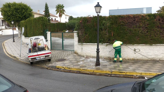 Un operario municipal desinfecta una calle de San Roque.