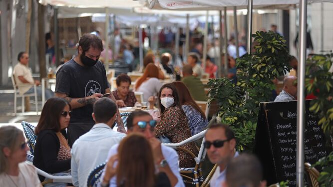 Un camarero atiende una terraza en el centro de Algeciras.