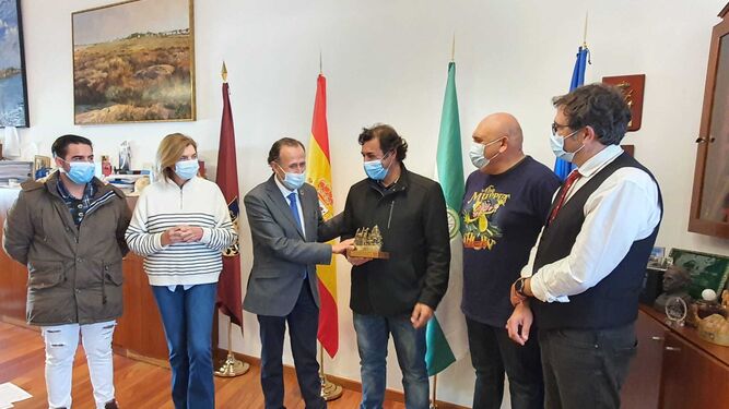 Vicente Ruidos recibe el reconocimiento de manos del alcalde junto al Comandante Lara y otros integrantes del programa.