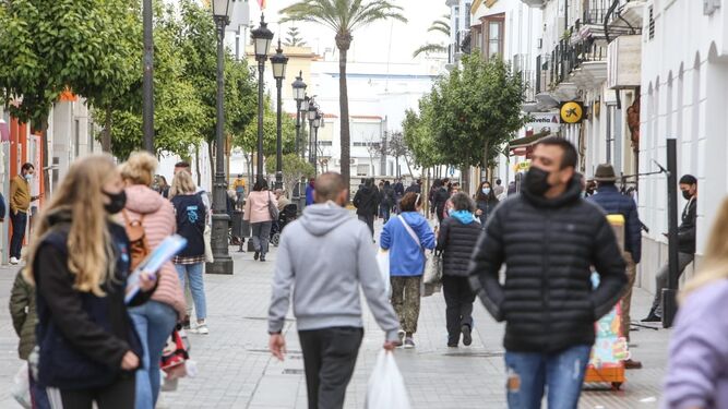 Personas caminando por la calle La Plaza de Chiclana, en una imagen de archivo.