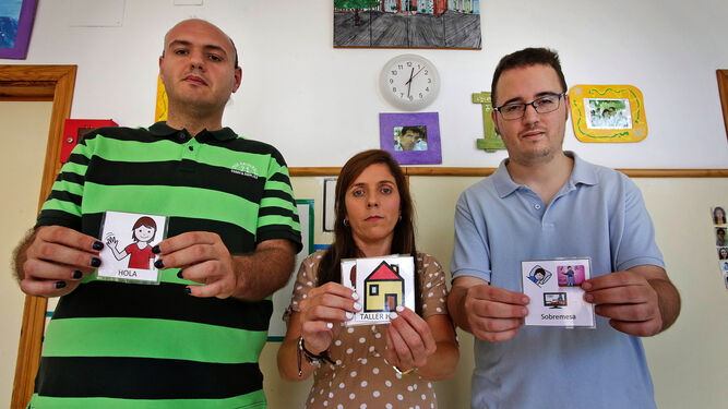 Miembros del Servicio de Accesibilidad Cognitiva de la asociación Autismo Cádiz mostrando pictogramas.