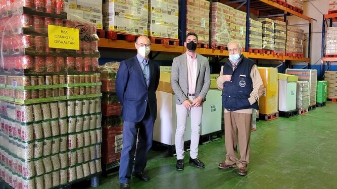 José Serrano y Juan Carlos Herrera, presidente y vicepresidente del Banco de Alimentos del Campo de Gibraltar, junto a Rafa Piñero, de Mercadona, durante la entrega de la donación.