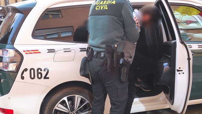 La Guardia Civil traslada a un detenido en una imagen de archivo.