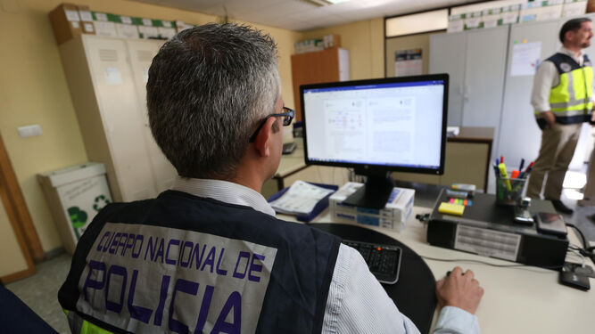 Imagen de la Policía Nacional trabajando en un ciberdelito