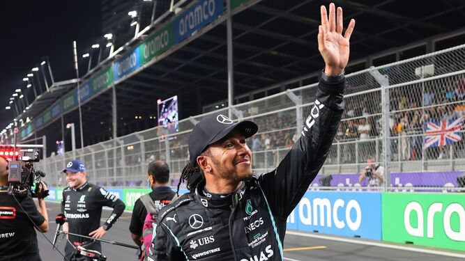 Lewis Hamilton saluda a los aficionados en la jornada de ayer.