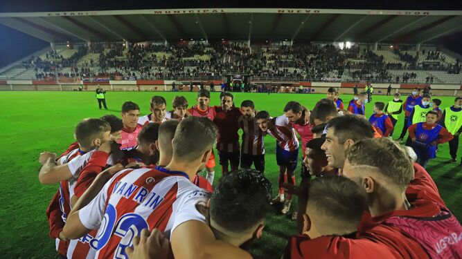 Los jugadores del Algeciras hacen una piña en el Nuevo Mirador.
