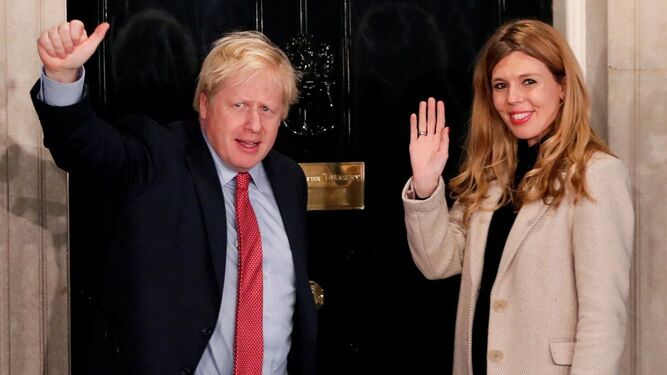 Boris Johnson y su esposa Carrie, a las puertas de Downing Street, residencia oficial del primer ministro británico.