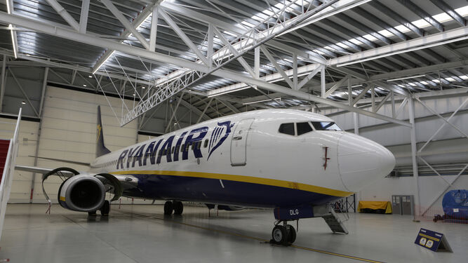 Avión de la compañía Ryanair en el hangar