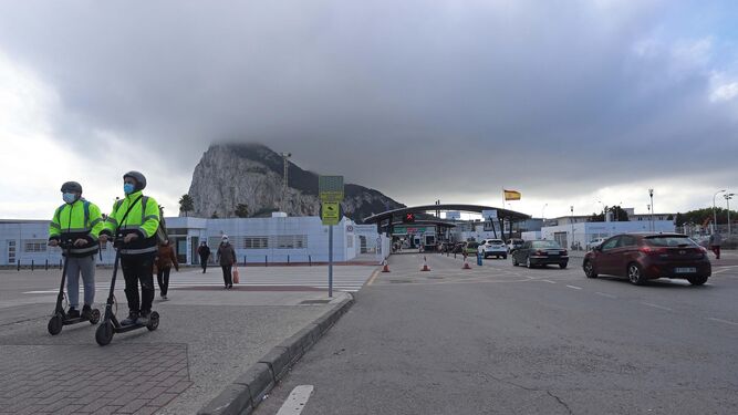 Varias personas cruzan la Verja que separa Gibraltar de España.