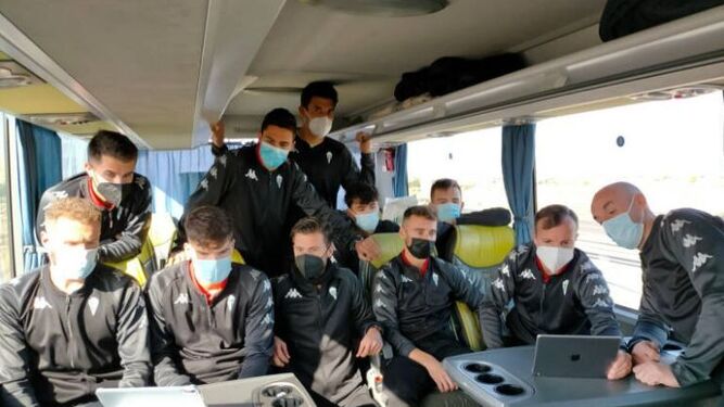 Los jugadores del Alcoyano siguen el sorteo de Copa en el autocar que les traía hasta La Línea