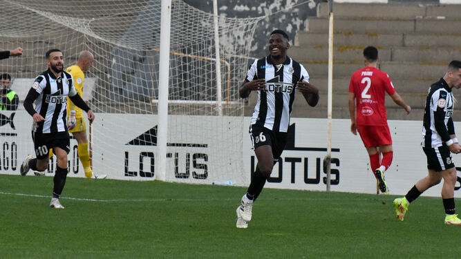 Coulibaly celebra su gol, el de la victoria sobre el Alcoyano