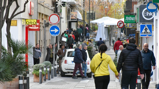 Varias personas caminan por la calle Convento de Algeciras