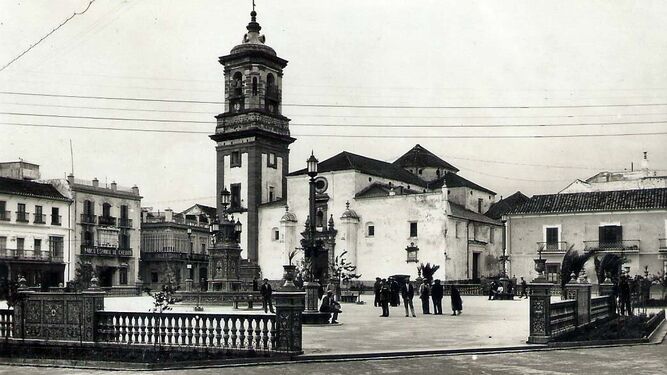 Vista de la plaza Alta en 1930, ya con la nueva decoración cerámica.