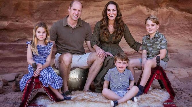 Los duques de Cambridge y sus tres hijos, Jorge, carlota y Luis, durante unas vacaciones en Jordania el último verano. Un christmas nada navideño.