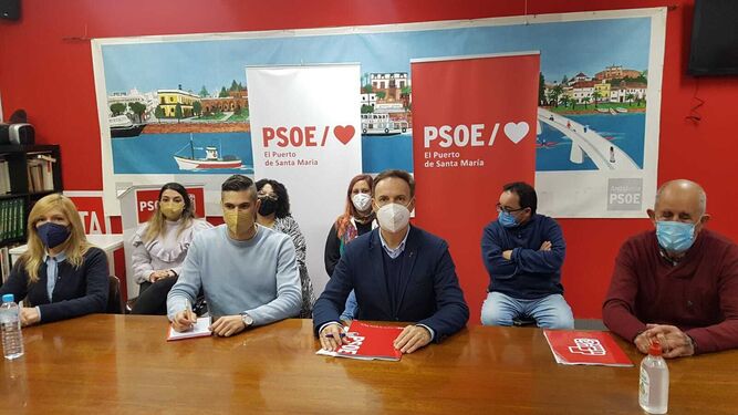 El secretario local del PSOE, David de la Encina, junto a sus concejales y miembros del comité provincial.