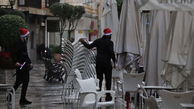 Dos camareros trabajan en Nochebuena en un bar de Algeciras