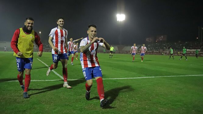 Romero celebra en la victoria ante el San Fernando.