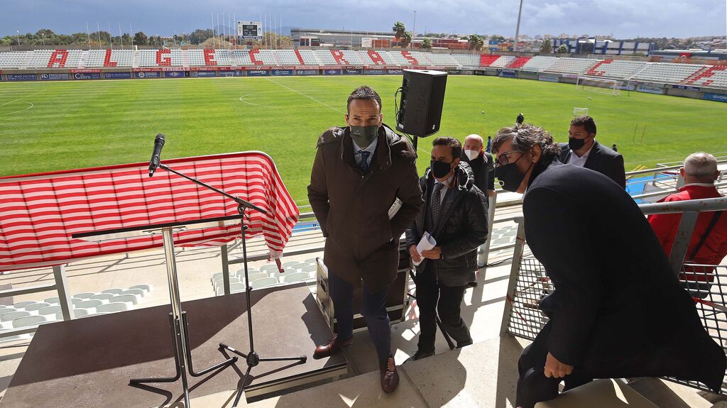 Los socios del Algeciras CF aprueban la conversi&oacute;n del club a SAD en una asamblea extraordinaria celebrada en el estadio Nuevo Mirador. El empresario F&eacute;lix Sancho a su llegada al estadio.