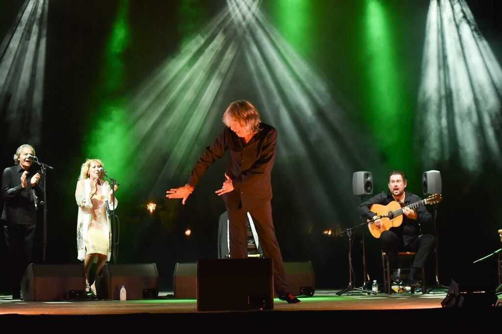 El jerezano Jos&eacute; Merc&eacute; pasa del flamenco a la m&uacute;sica popular y hace vibrar al p&uacute;blico de Algeciras en el VII Encuentro Internacional de Guitarra 'Paco de Luc&iacute;a'.