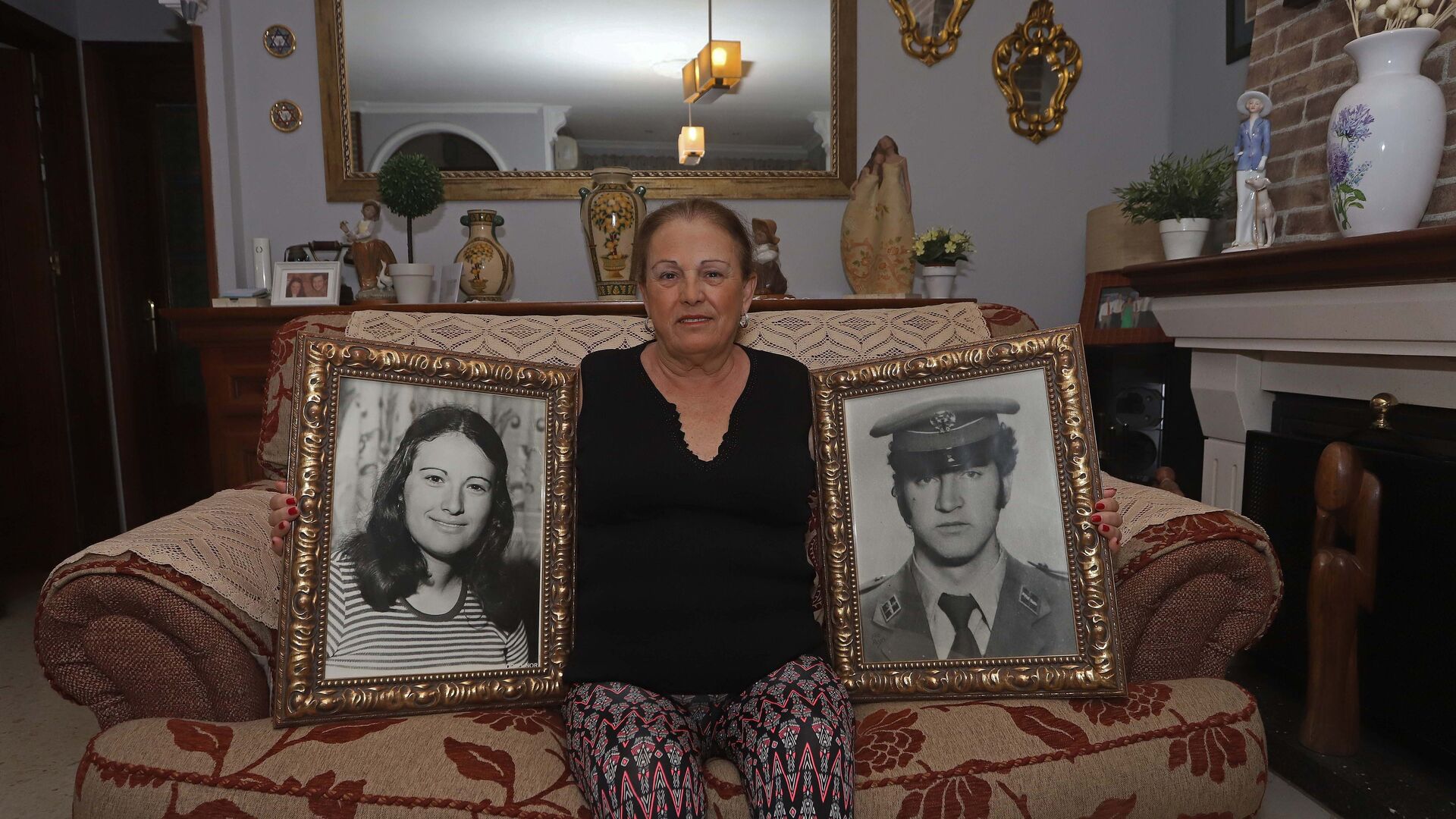 10&ordf; Aniversario del fin de la violencia de ETA. Aurora Gonz&aacute;lez, en su casa en Algeciras, con los retratos de su hermana Hortensia y de su novio Antonio Ram&iacute;rez, asesinados en 1979.