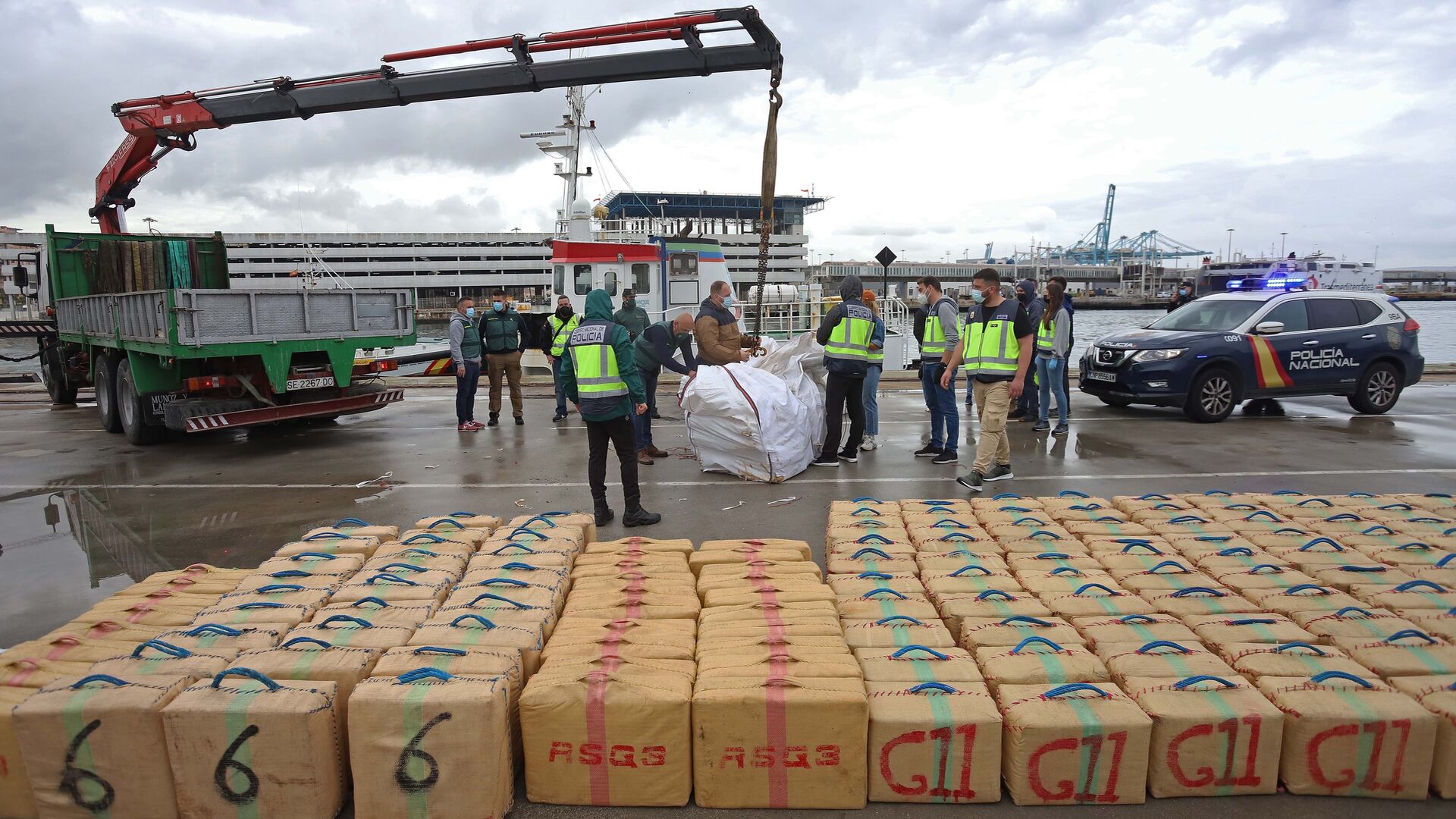 Aprensi&oacute;n de 7 toneladas de hach&iacute;s que viajaban en el remolcador 'Felsted'. Agentes de la Polic&iacute;a Nacional descargan la droga incautada de la embarcaci&oacute;n en el Puerto de Algeciras.