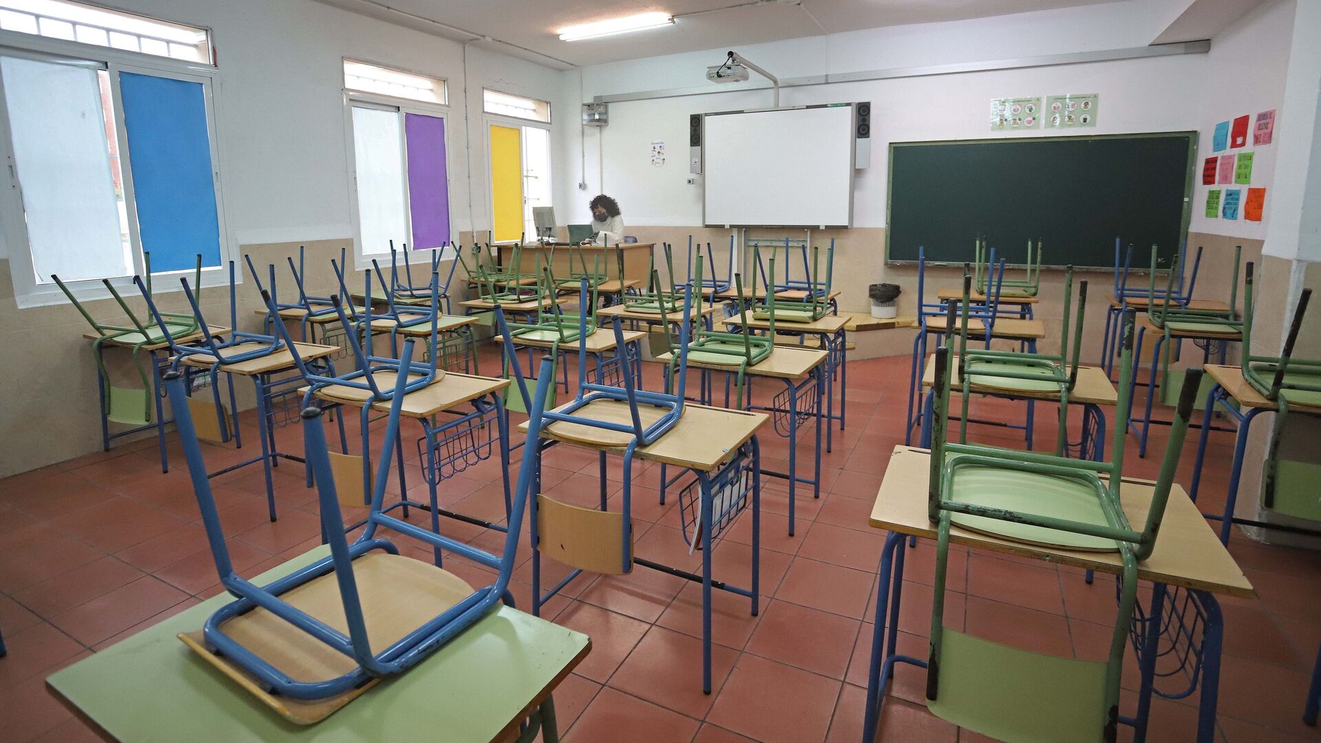 Los centros educativos de La L&iacute;nea se quedan sin alumnos por temor al coronavirus. Una de las aulas del IES Men&eacute;ndez Tolosa vac&iacute;a.