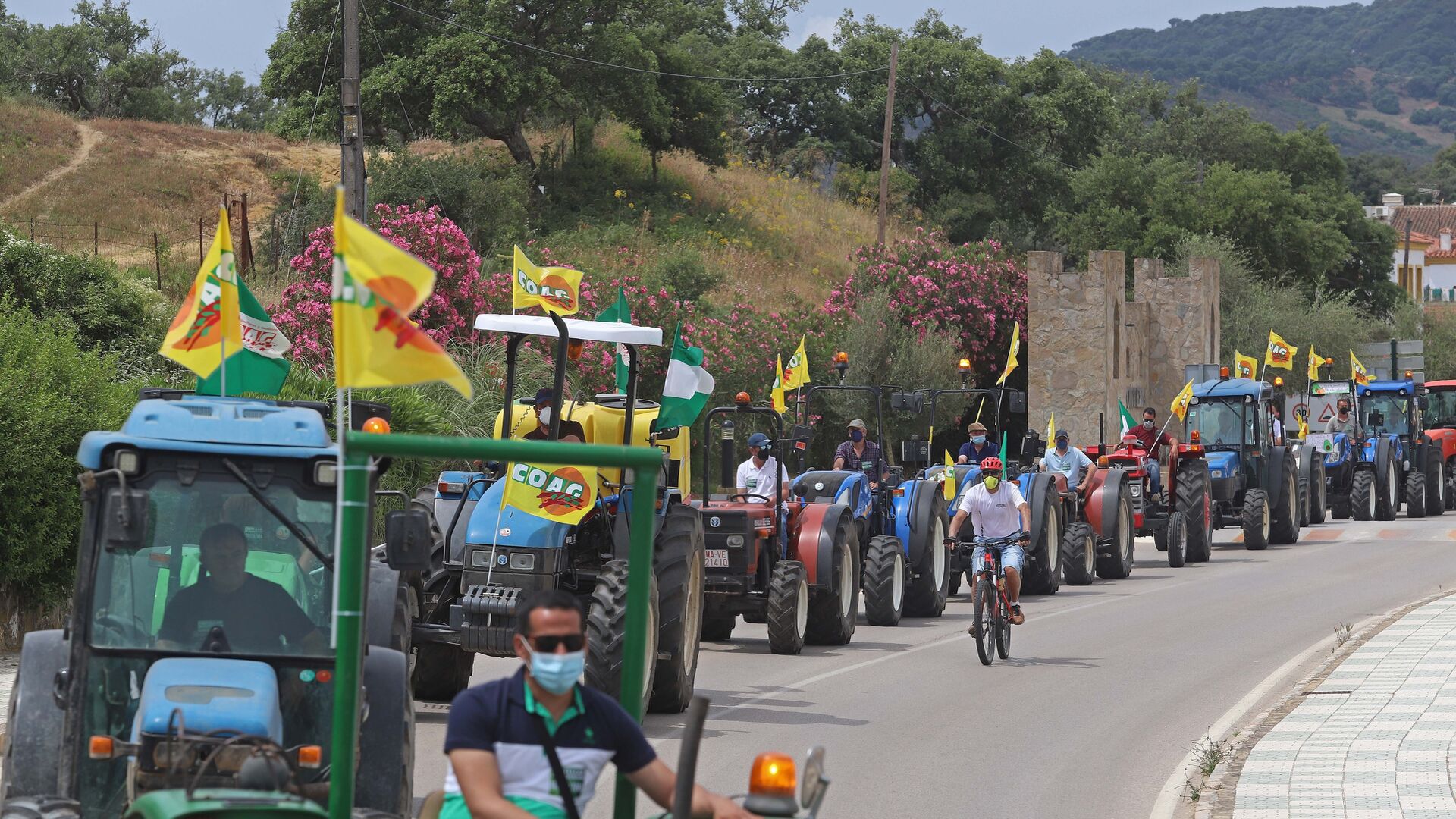Tractorada contra las fotovoltaicas en Castellar de la Frontera. M&aacute;s de un millar de personas y una treintena de tractores recorren las calles la localidad.
