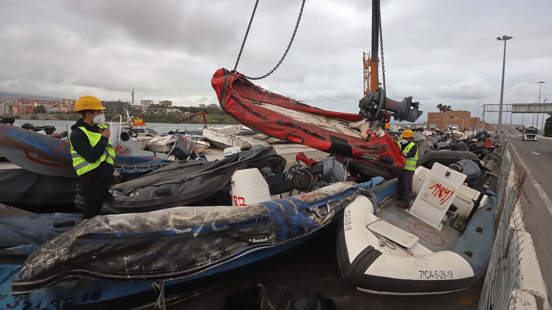 Traslado de las narcolanchas incautadas en el Puerto de Algeciras. La Autoridad Portuaria habilita una parcela para acumular las embarcaciones que se van a destruir.